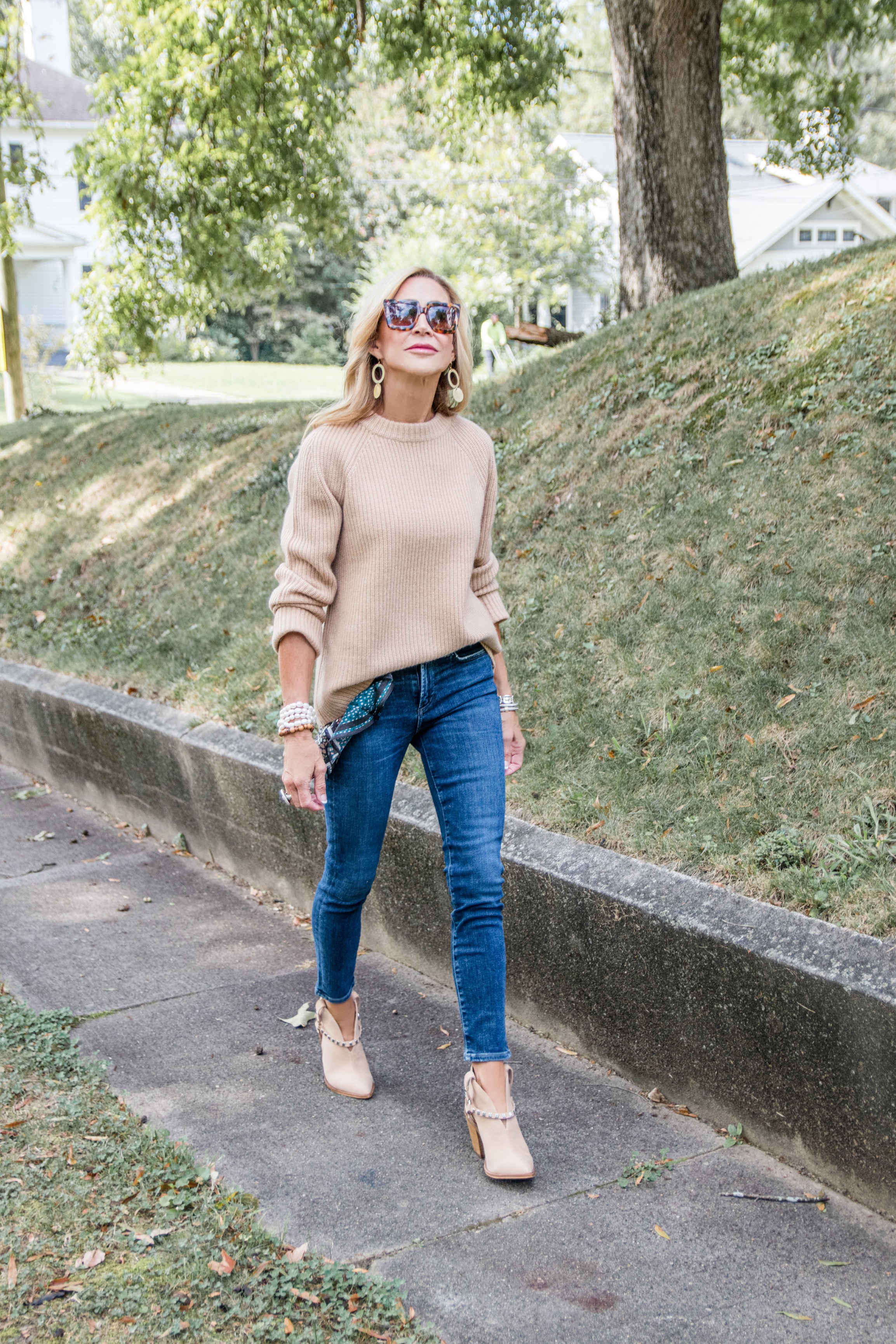 Simple & Casual Fall Outfit Featuring the Basics - Sandy Like The Beach