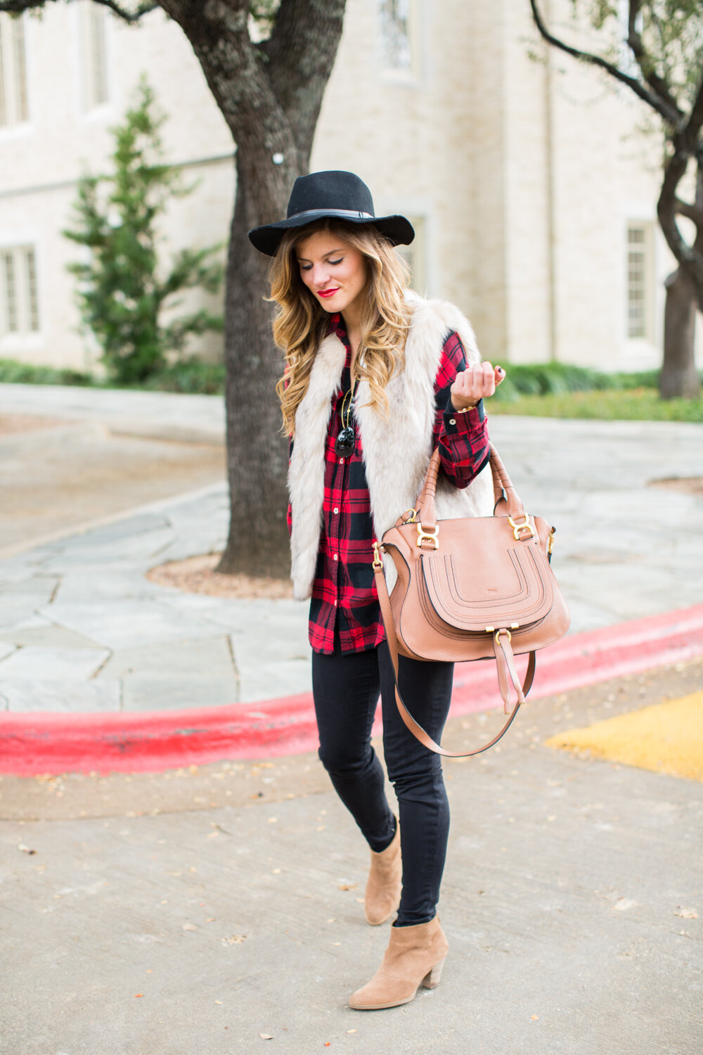faux-fur-vest-and-plaid-shirt-fall-outfit-28.jpg