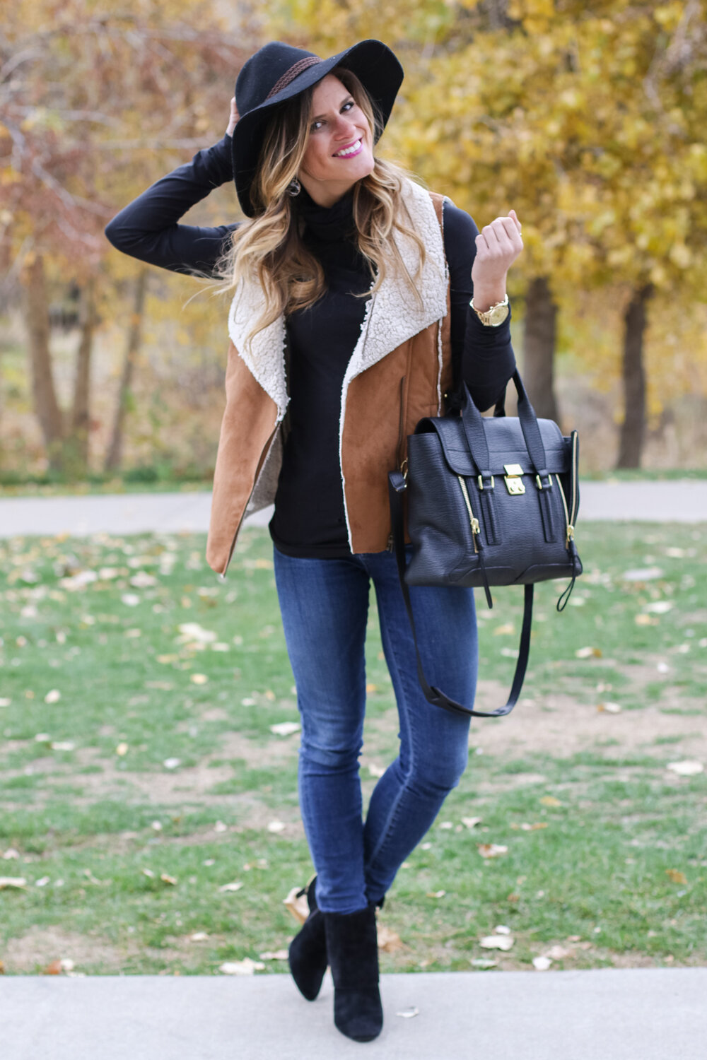 Shearling-Vest-Black-Turtleneck-Jeans-Black-Hat-Fall-Outfit-67.jpg