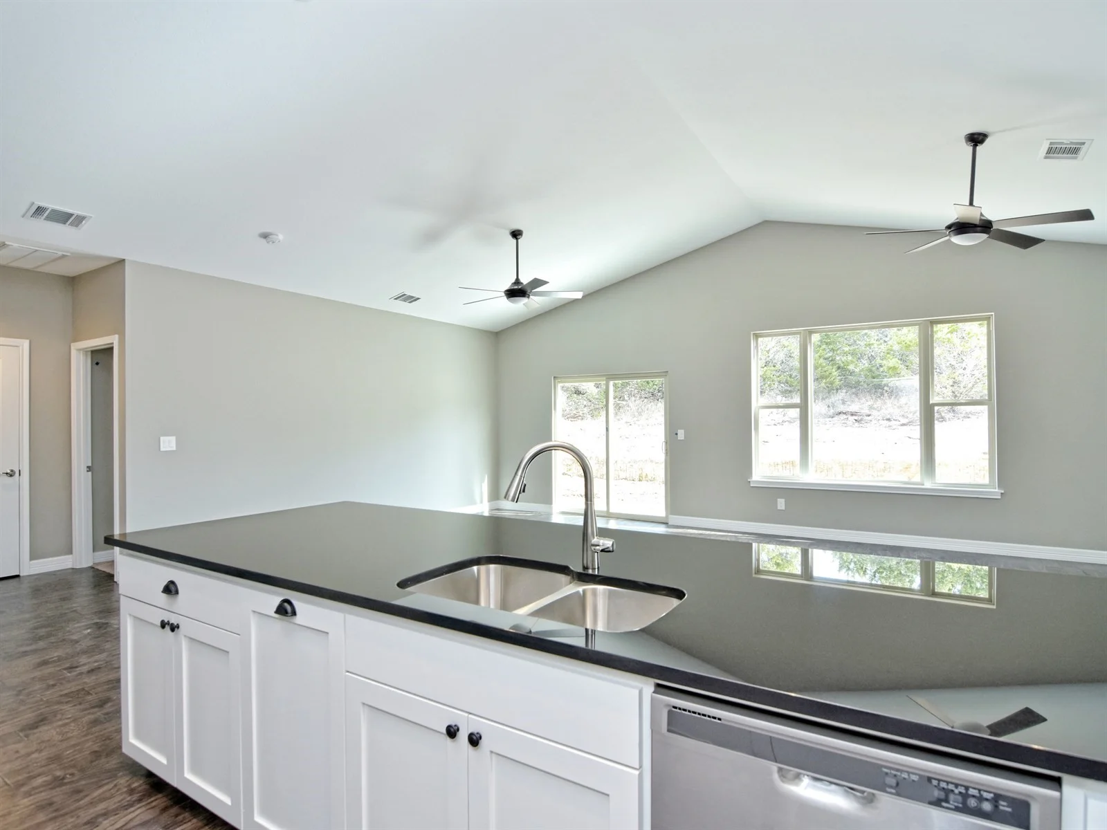 014_Kitchen 3.jpg
