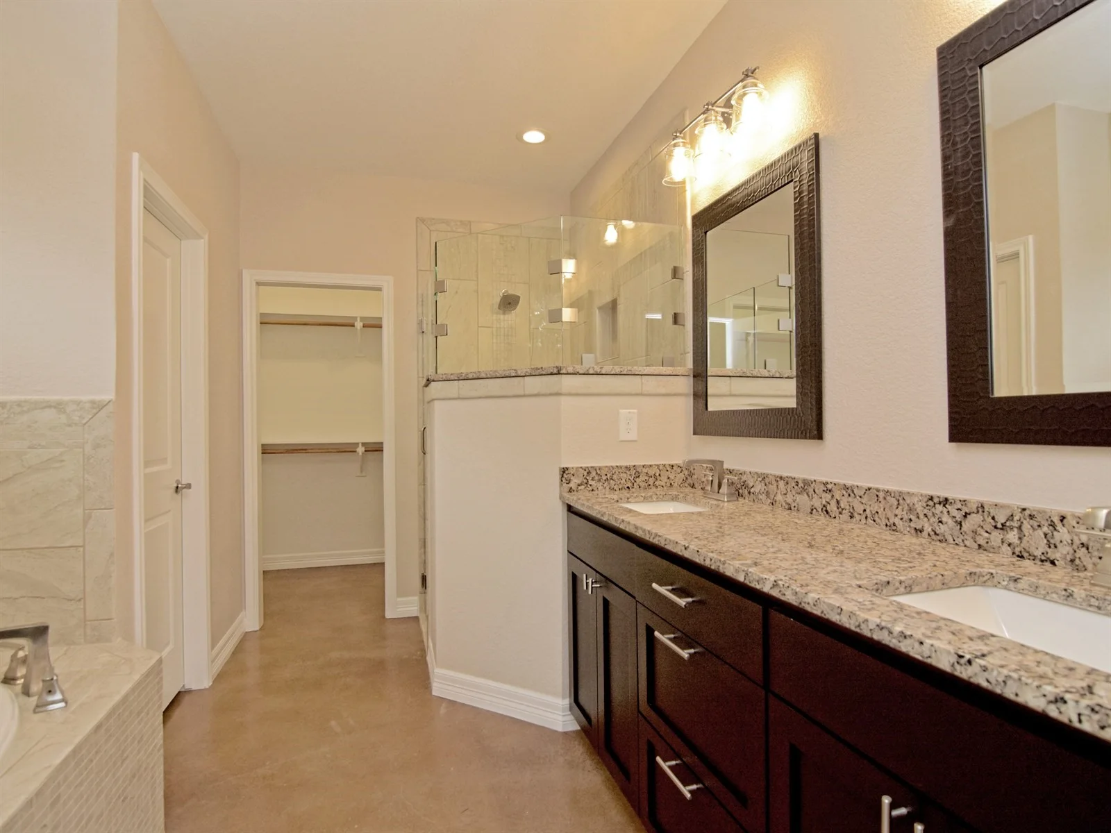 019_Master Bathroom.jpg