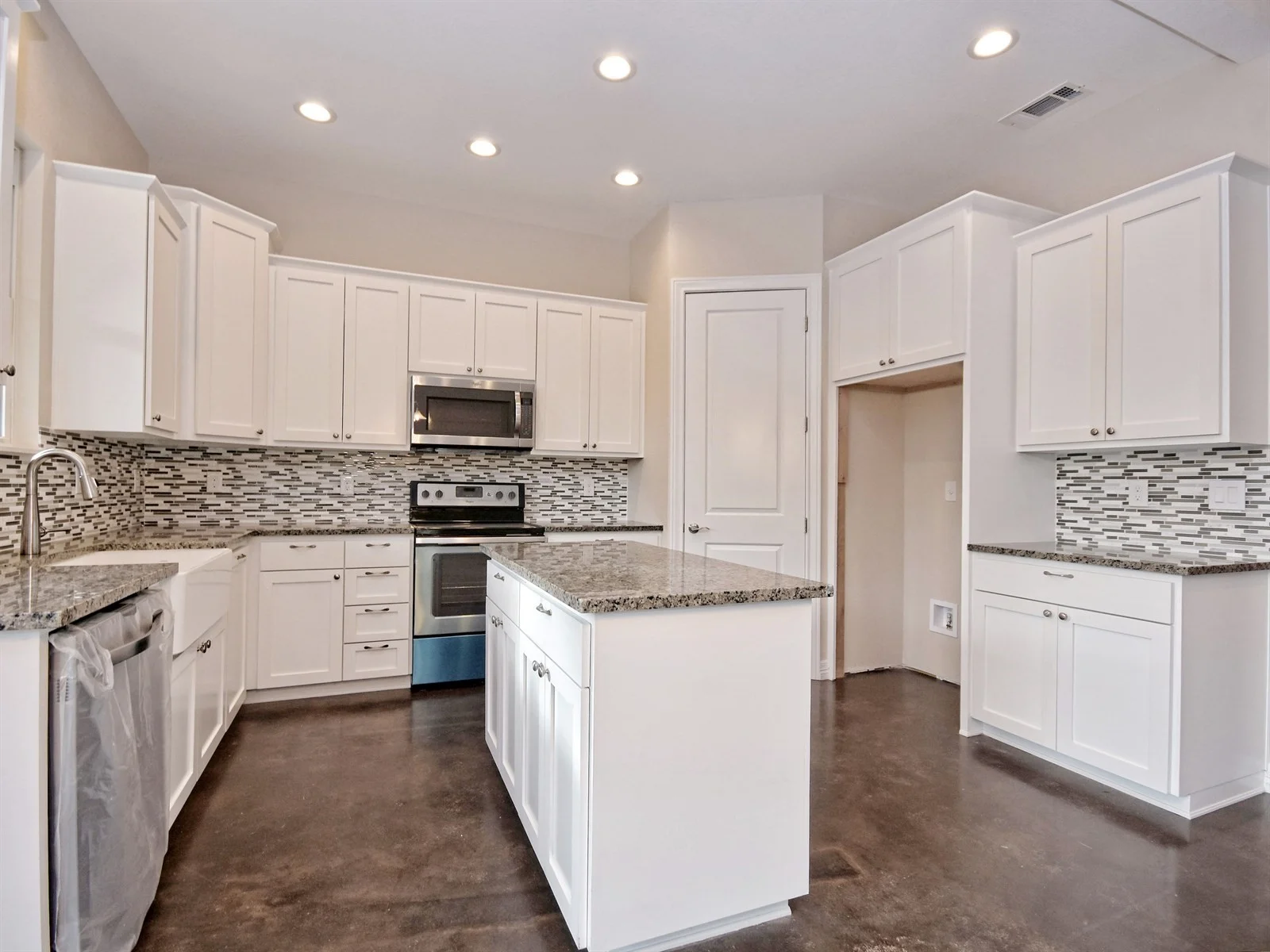 010_Kitchen2.jpg