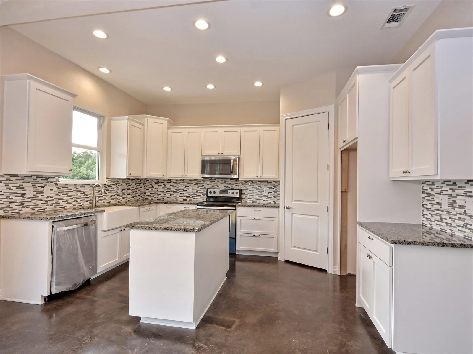 009_Kitchen.jpg