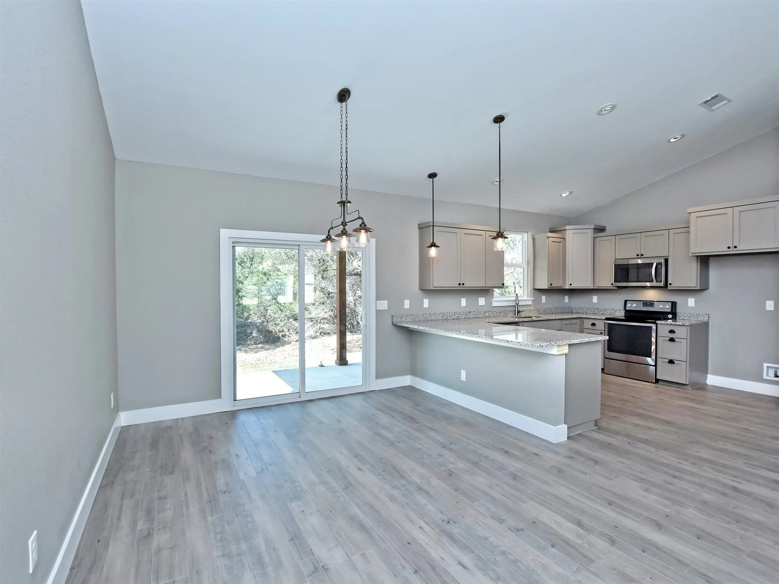 010_Dining-Kitchen.jpg