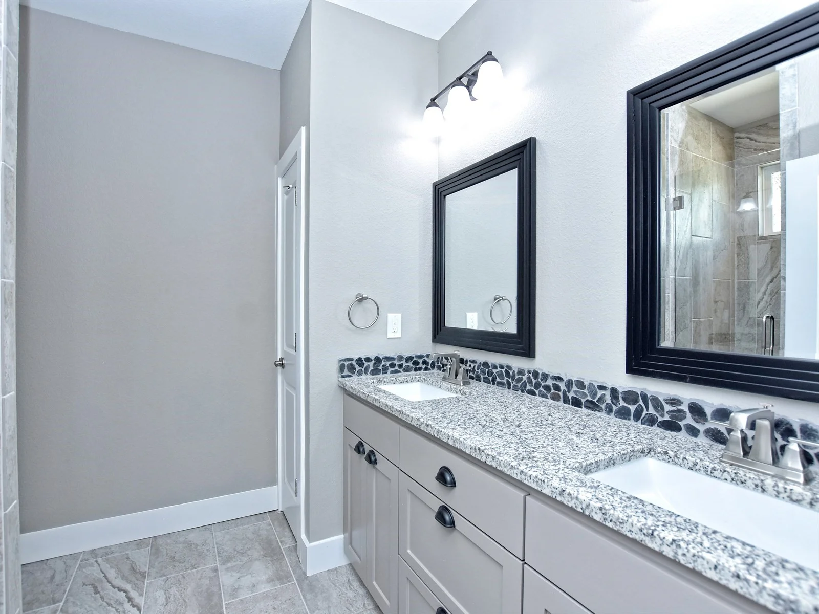017_Master Bathroom.jpg