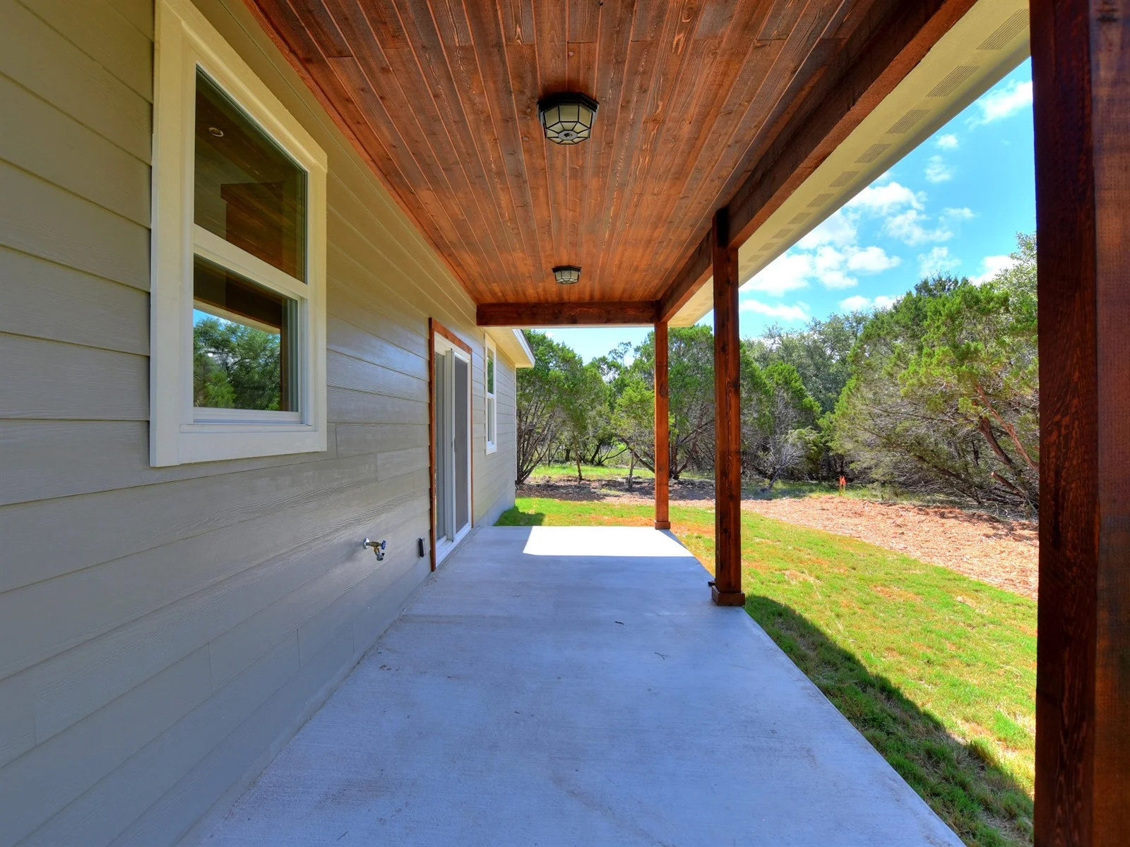 023_Covered Patio.jpg