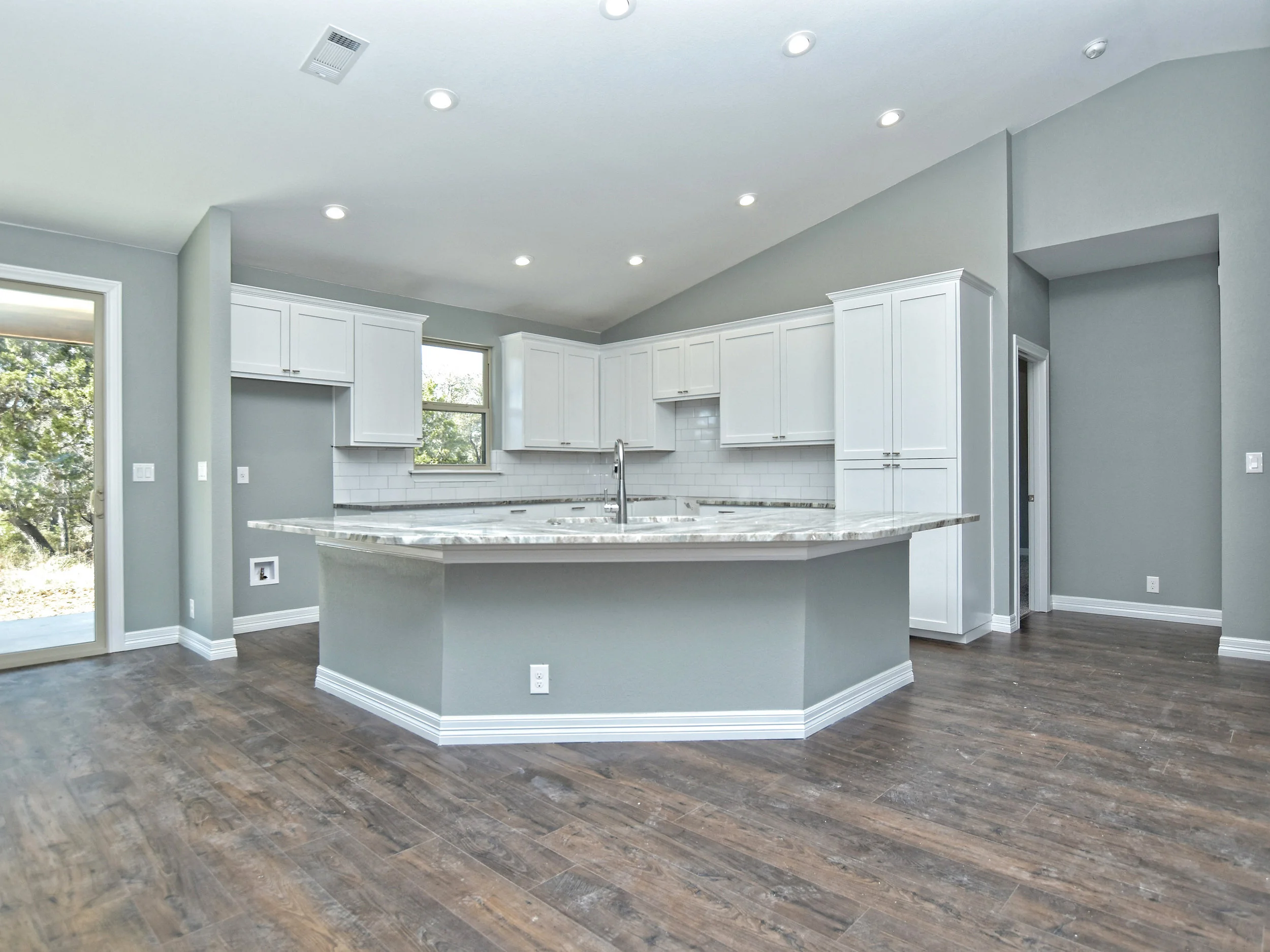 011_Kitchen.jpg