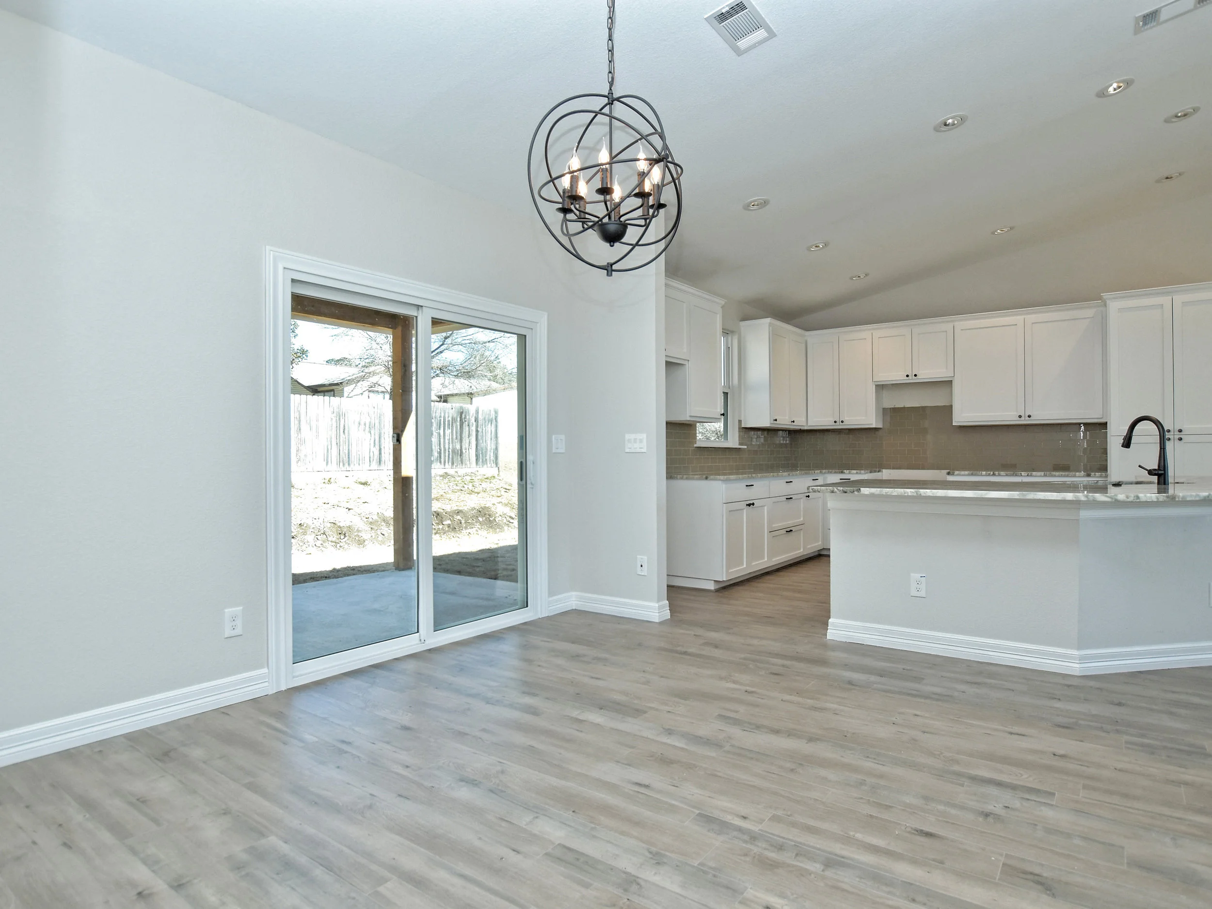 010_Dining-Kitchen.jpg