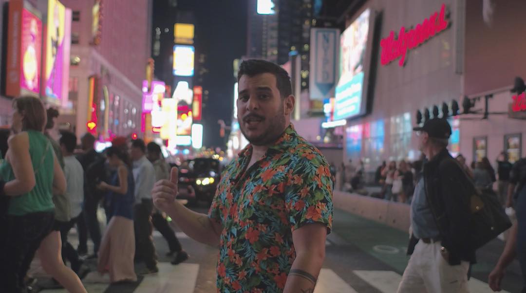 Hace 2 meses estaba agüevado por una serie de razones. De un día al otro apareció la oportunidad de ir a grabar a NY y me mandé con todo. Hoy estoy cocinando un proyecto que promete muchísimo y con brete nuevo que me tiene muy contento. Todo esto gracias a la gente que me quiere y que tengo a mi alrededor. Pase lo que pase no aflojen, las cosas buenas están a la vuelta de la esquina. #quebonitoseryo