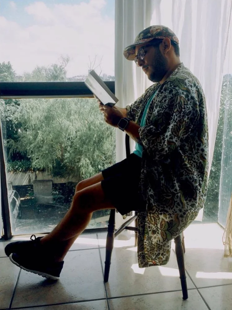 Fashion Tip:Read a book! Foto: @jipsterjime #fashionista #fashiontips #racha #quebonitoseryo #smartissexy