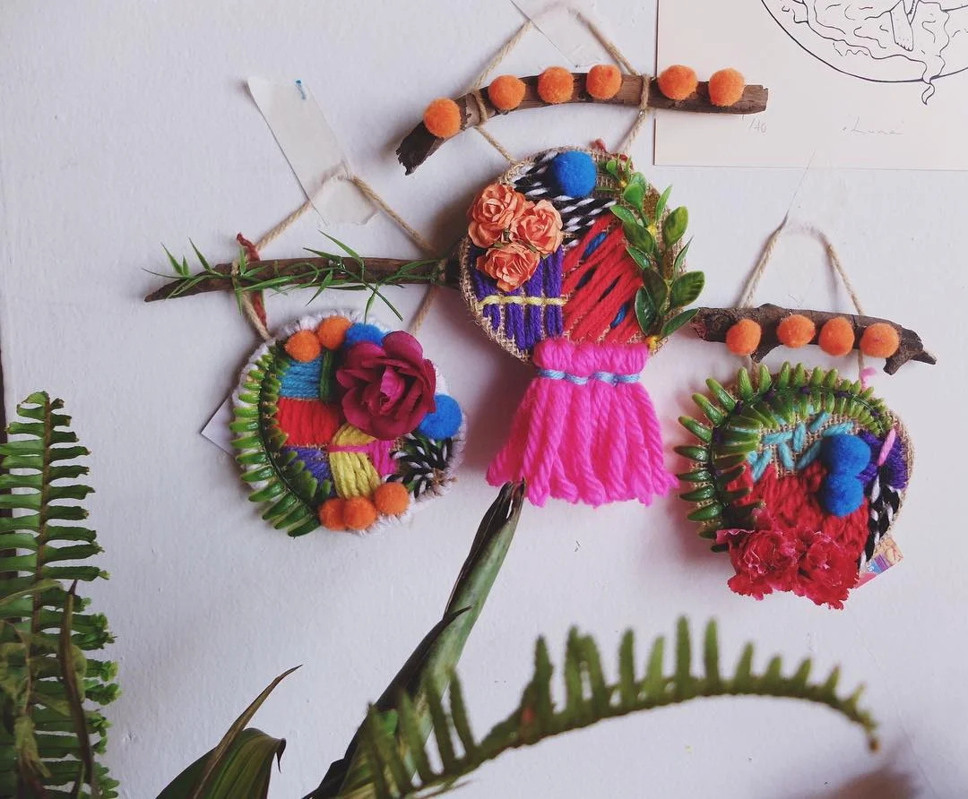 bordados con pompones, flores de tela y hojas de plástico. imagen cortesía de la artista.