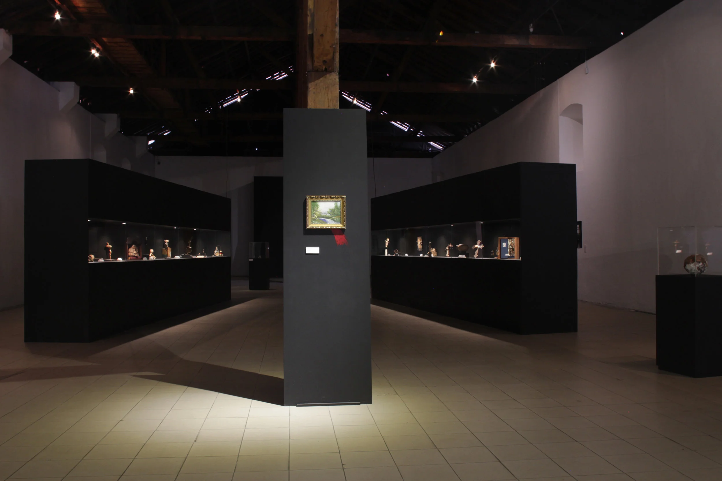 “No tiene nombre / Unspeakable. Raúl Quintanilla Armijo + Mácula / SBB”. Sala 1: “Raúl en solitario”. Fotografía: Pamela Sandino (2018). Cortesía del MADC.