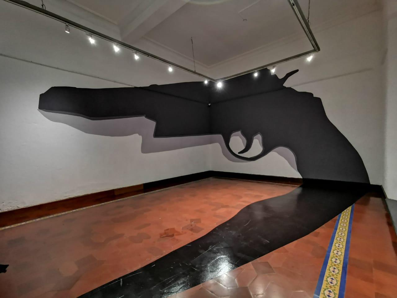 serie: “Black Flag”, instalación (pintura mural y esculturas de arcilla), albertine stahl | imagen cortesía de la artista