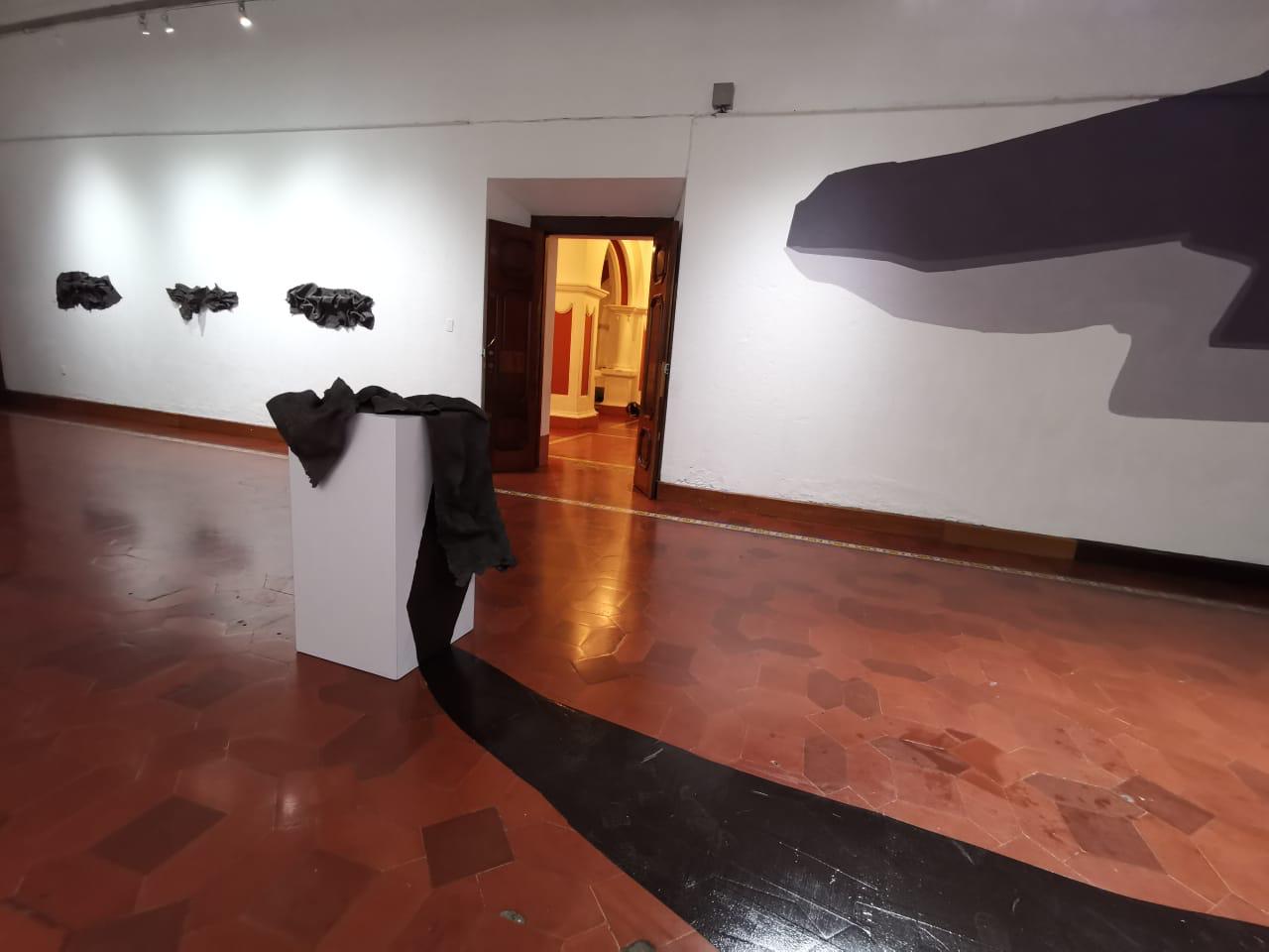 serie: “Black Flag”, instalación (pintura mural y esculturas de arcilla), albertine stahl | imagen cortesía de la artista