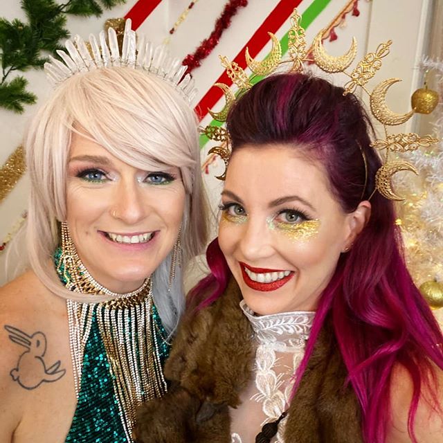 Who says ornaments and glitter only belong on your tree? #partymakeup #holidays #glittermakeseverythingbetter .
.
.
#austinmakeupartist #greenglitter #glittergoddesses #costumemakeup #holidaymakeup #christmasmakeup #partygirls #professionalmakeup #ev