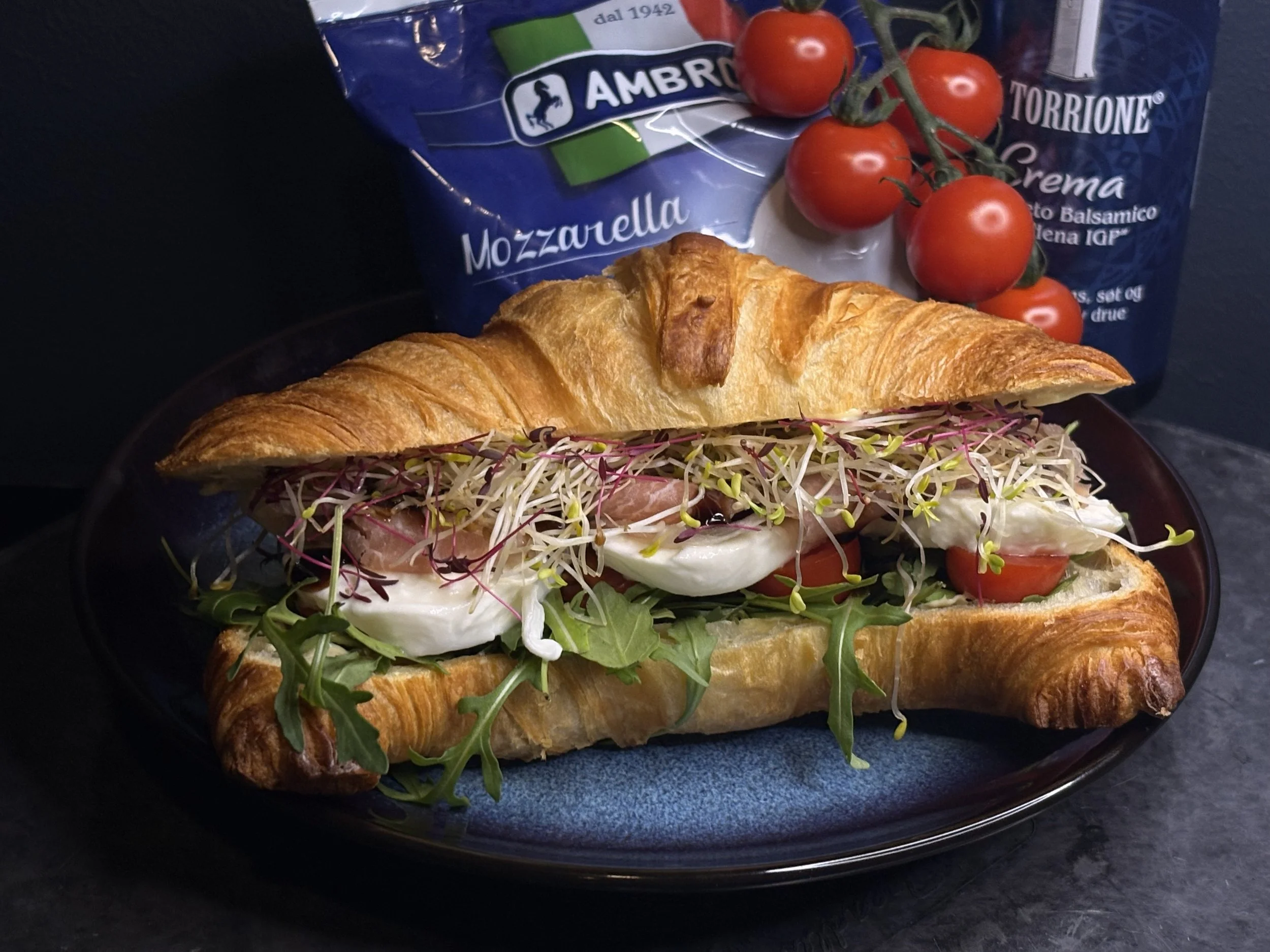 Mozarella croissant søtbakst.jpeg