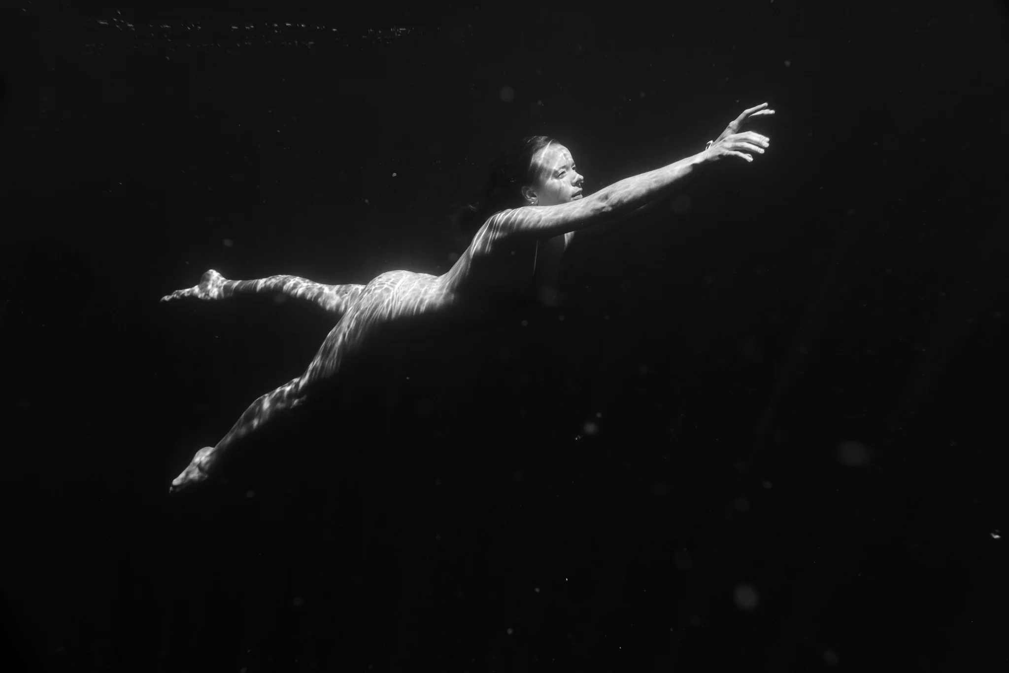 06-water-little-green-eyes-jessie-mccall-portland-melbourne-nevada-city-underwater.jpg