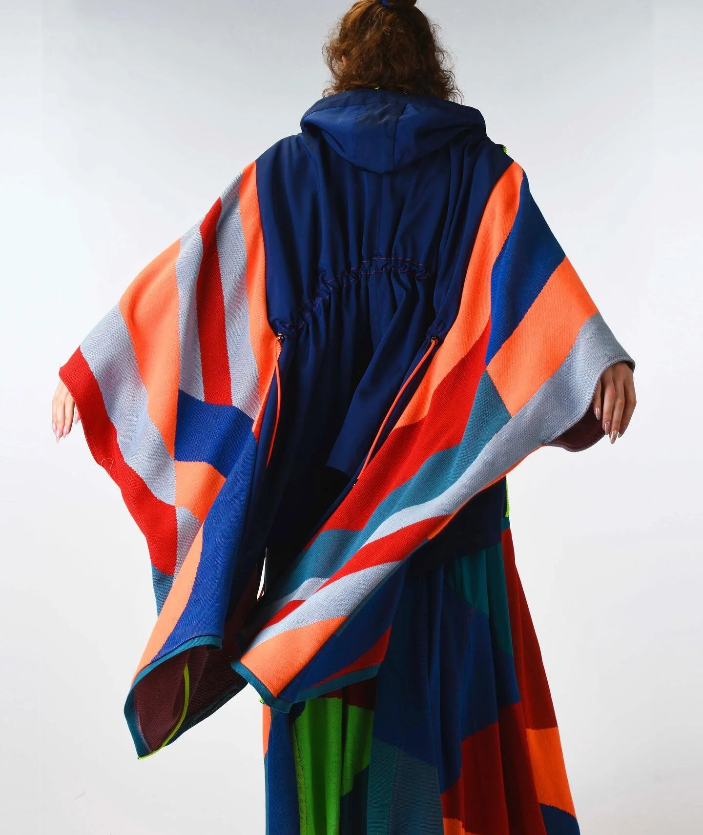 Look 1 from Color Moves
🔴🔵🟠🟢
Head to link in bio to learn more about my MA thesis and place a vote for the @artsthread global design graduate show 🤗

#fashion #design #art #knitting #knitwear #fashiondesign