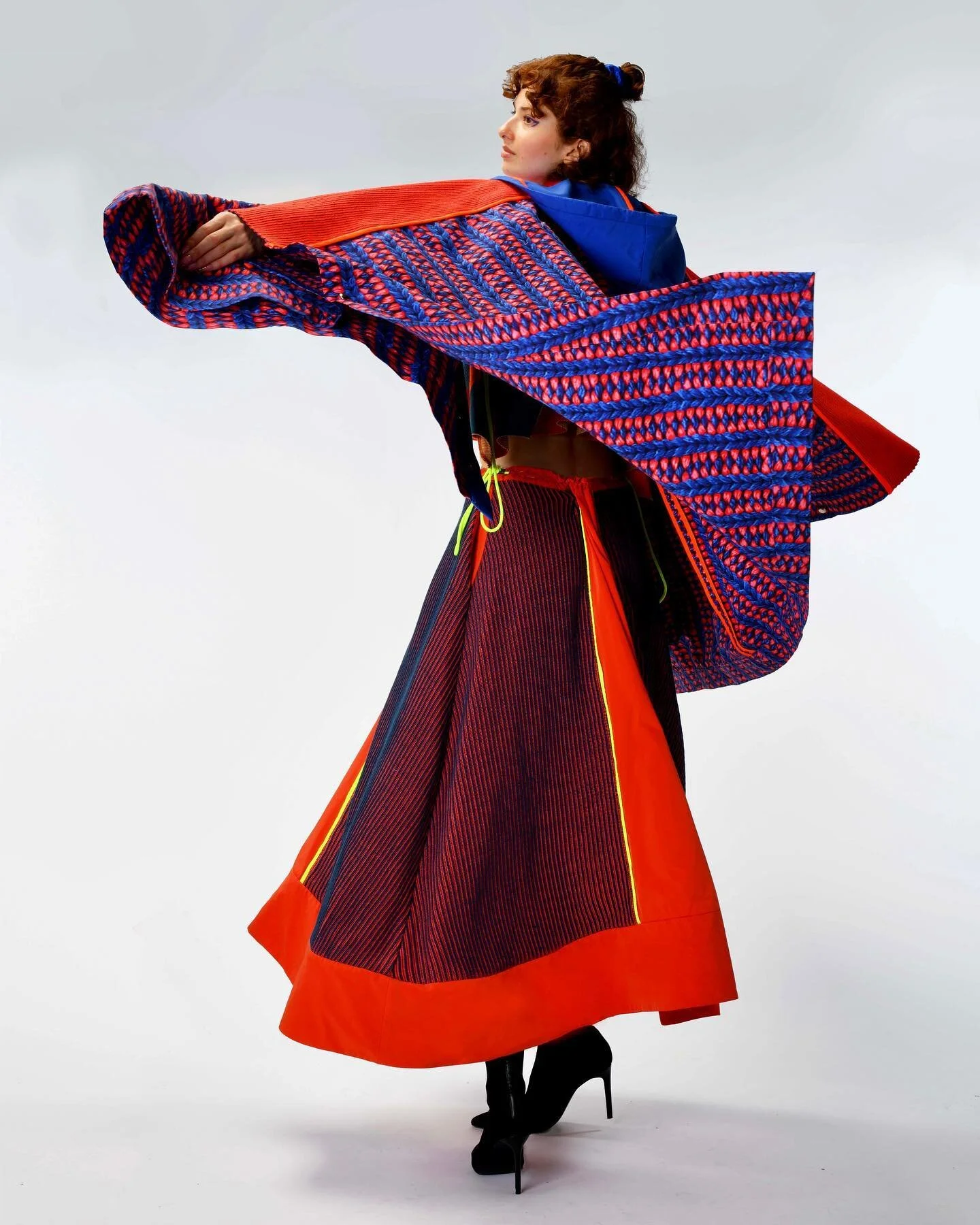 Look 2 from 𝘊𝘰𝘭𝘰𝘳 𝘔𝘰𝘷𝘦𝘴 / Cape coat w/ knit print on bonded water resistant poly-blend w/ 2 x 1 rib knit sleeves

Model: @abbey_jpeg 

#fashion #fashiondesigner #knitwear #knit #art #globaldesigngraduateshow2021 #artsthread