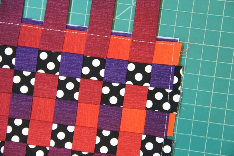 Шьем из ткани полоску по кольцу. Что сшить из полосок. Переплетения из полос ткани. Плетение из полос ткани. Плетёный коврик из ткани.