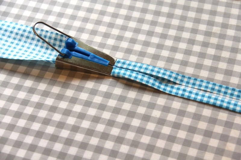 Folding ties with bias maker