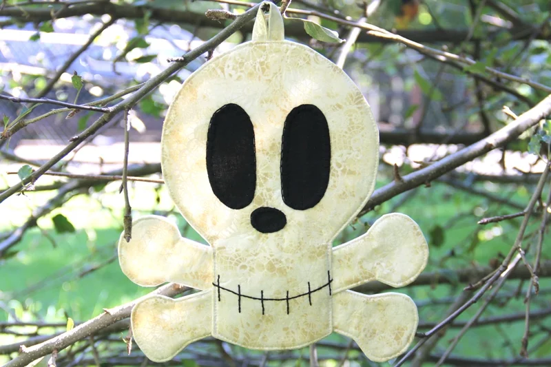 Fabric Skull and Crossbones Wall Hanging from craftystaci.com