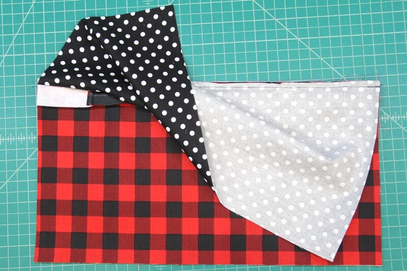 Zipper between pocket and lining