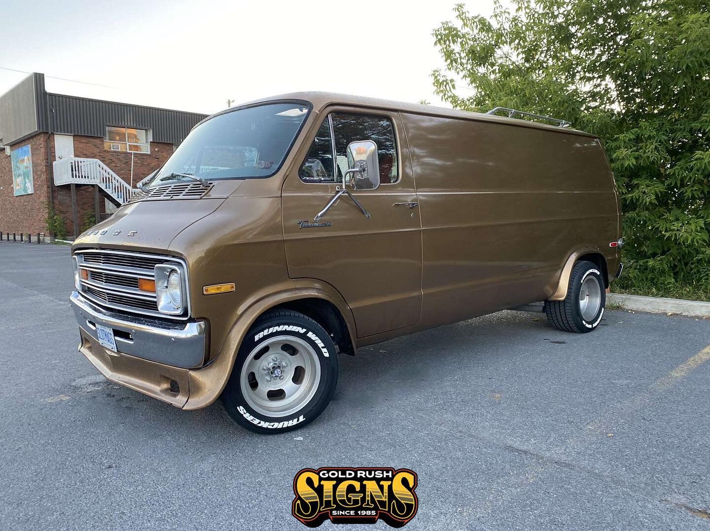 Check out this 1975 Dodge B200 van we hooked up with super fresh @tredwearusa tire letters! Now @vanninandconfused is representing his club in style. This looks killer and completes the vintage look but with a fresh and personalized take.  #nonakedti