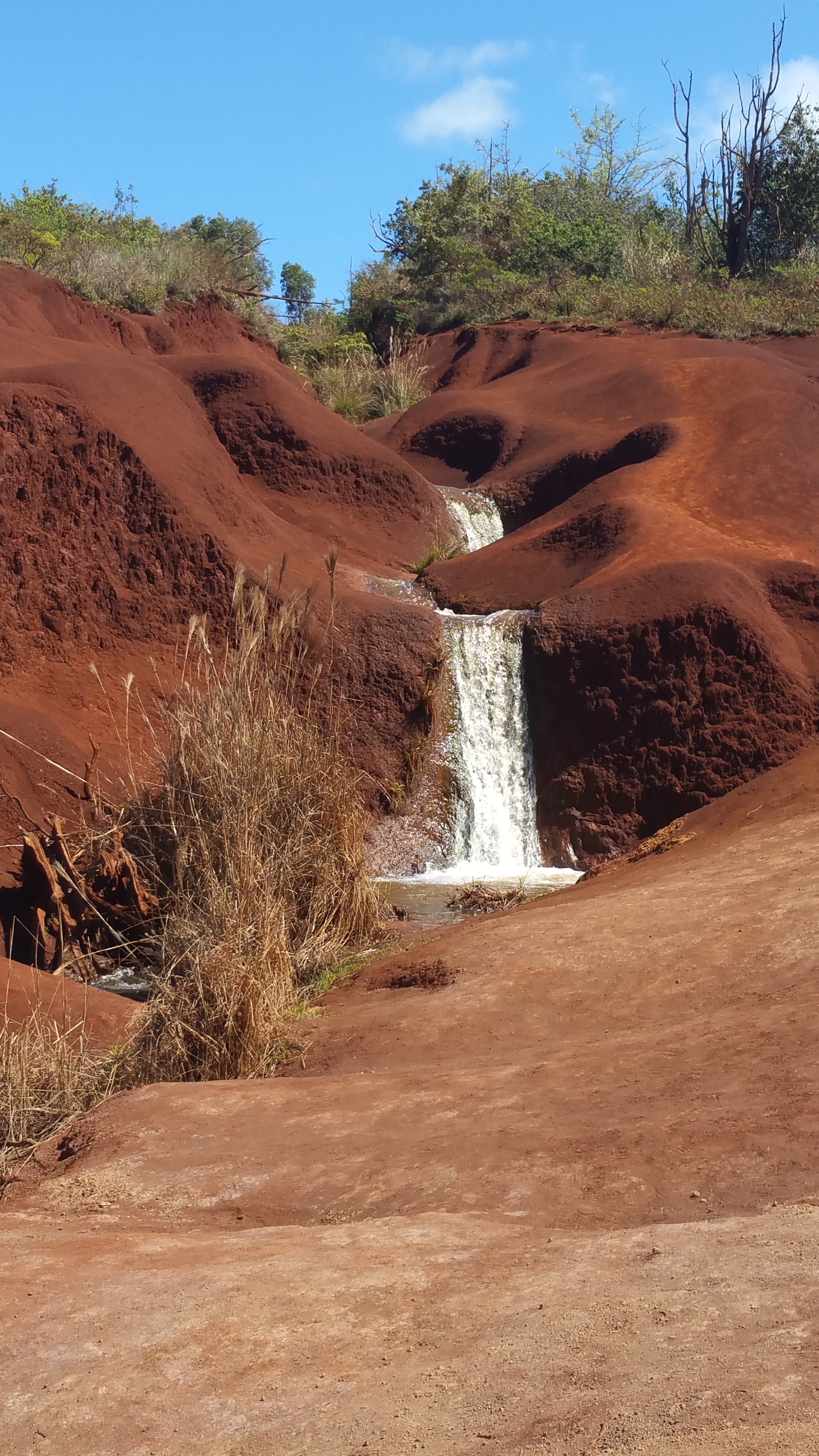 waimea canyon waterfall