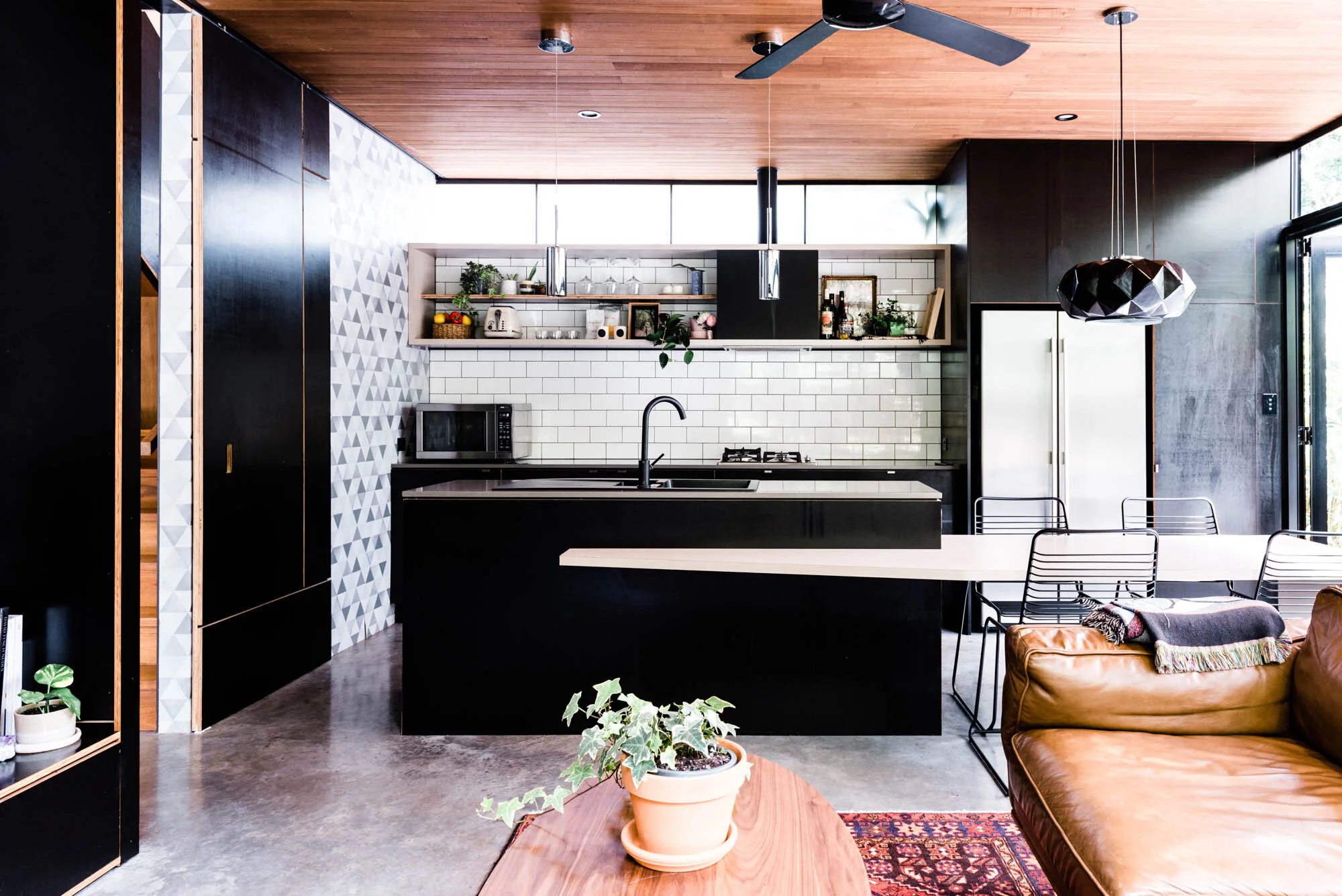 Woolloongabba gardenhouse by Refresh*Design. Image by Hannah Puechmarin.