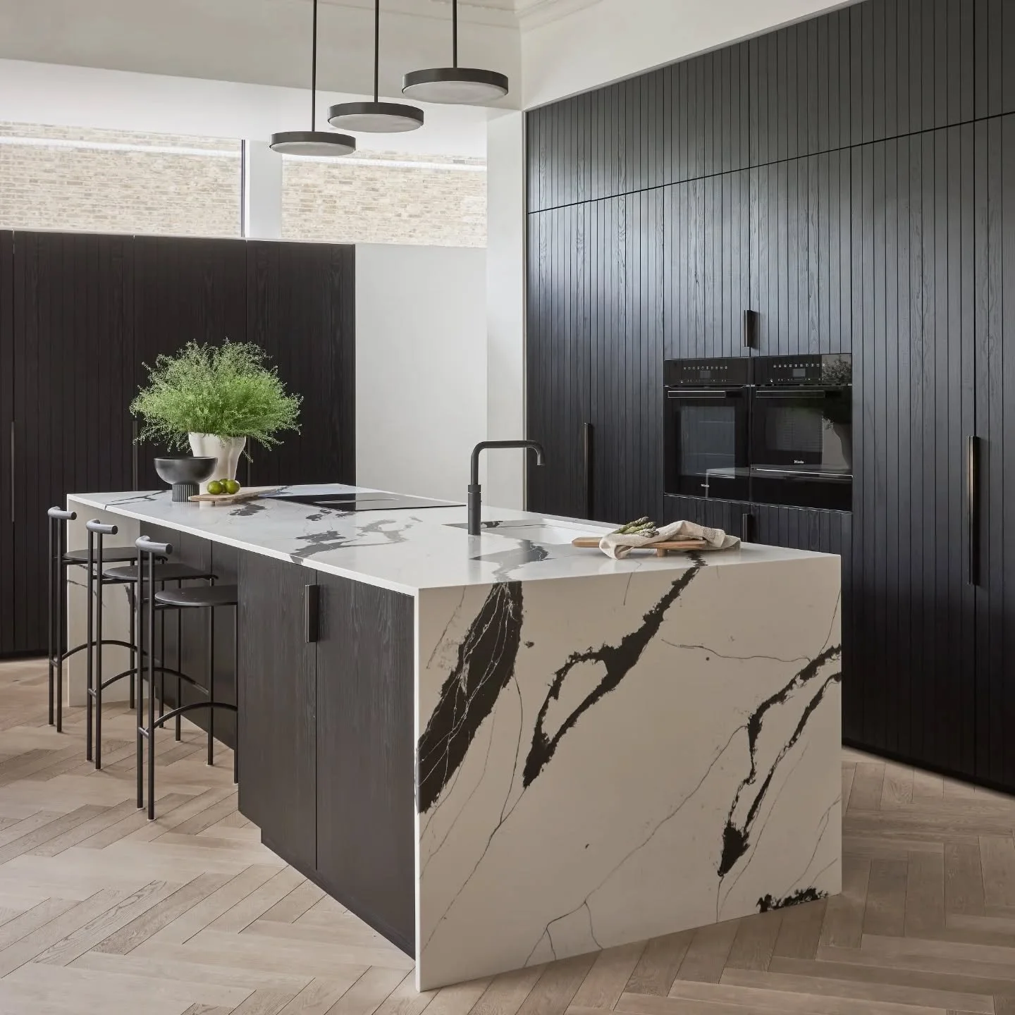 &bull; C O N T R A S T &bull;
The use of contrast featured heavily at our Clapham Old Town project.
The kitchen is often considered the heart of the Home, and this was no exception. Our clients wanted to achieve the perfect balance of a beautiful and