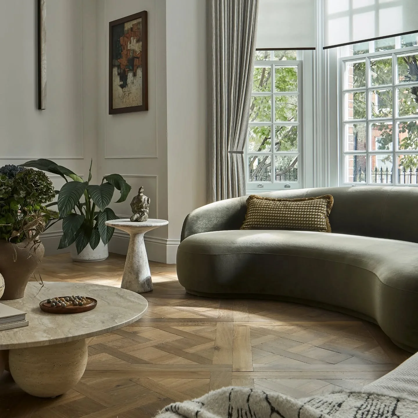 &bull; W E S T  H A M P S T E A D  H O M E &bull;

Some more shots of the reception and dining room at our West Hampstead Home project, captured by the lovely @mikeyreedphoto

&bull; Image 1 - curvaceous forms in the main reception featuring an olive