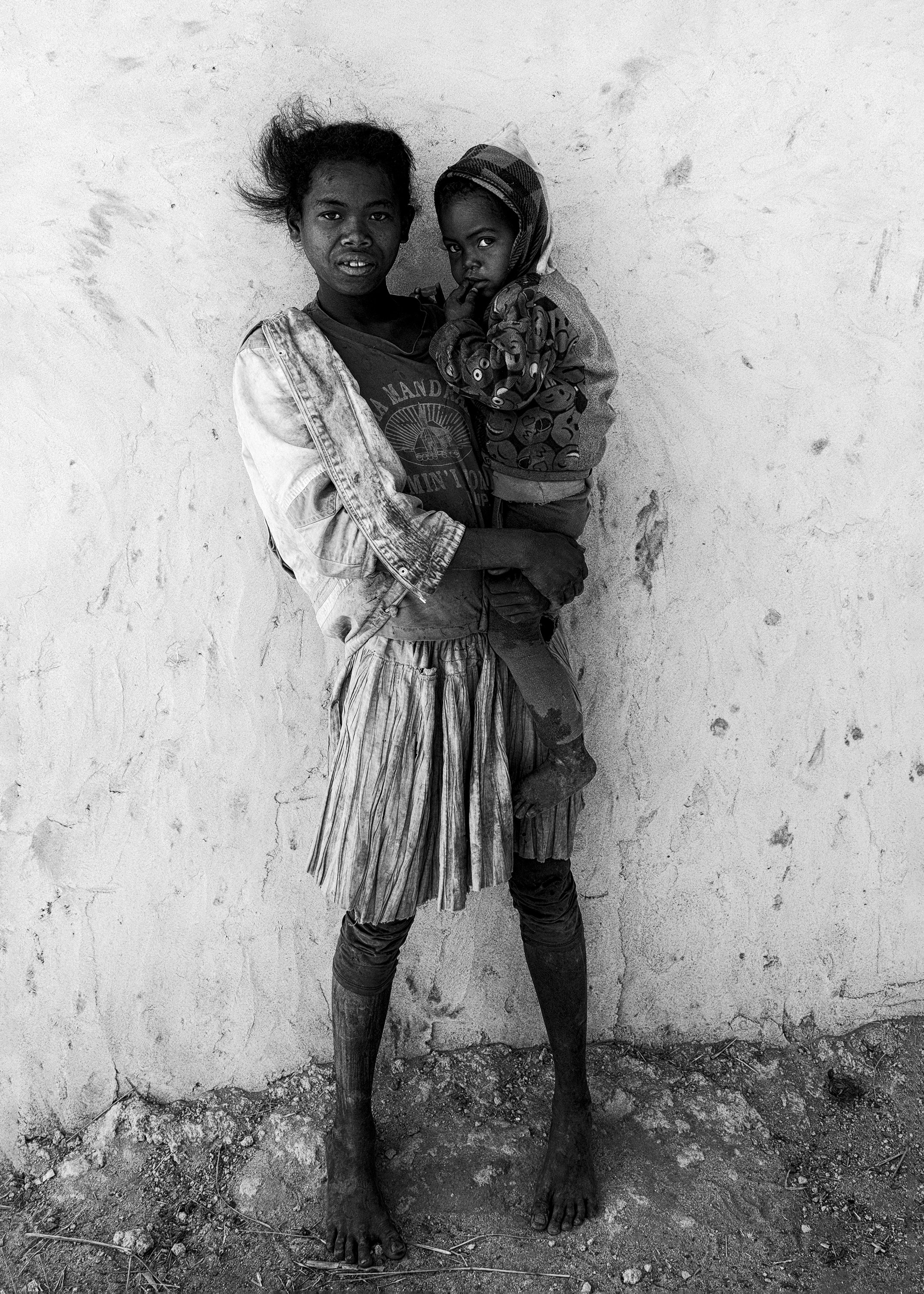 Girl with little sister kopie.jpg