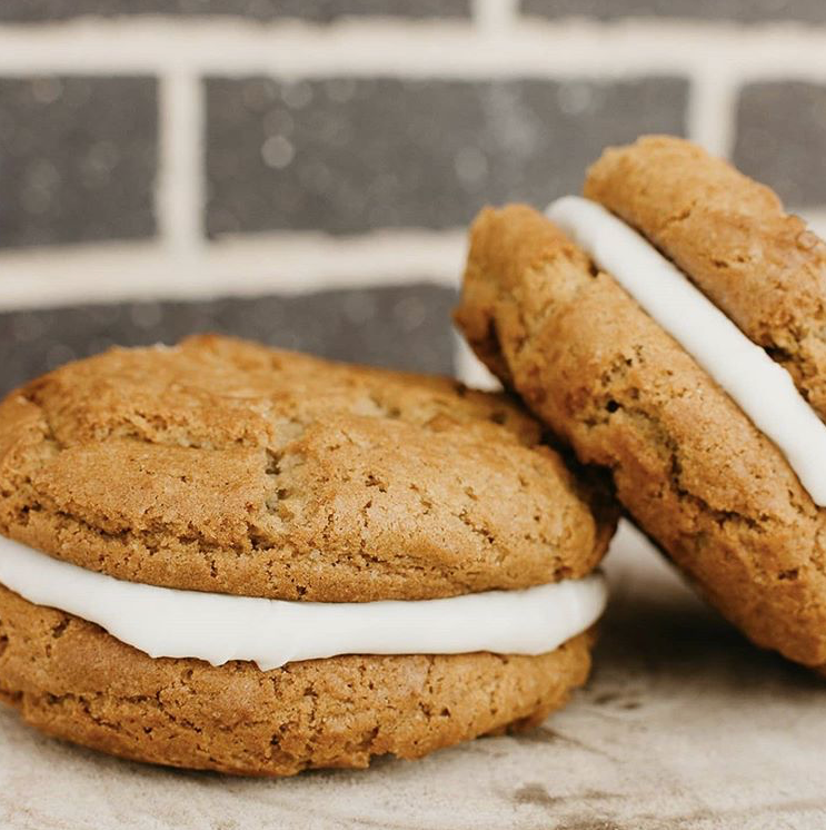 Pumpkin cookie sammich.png