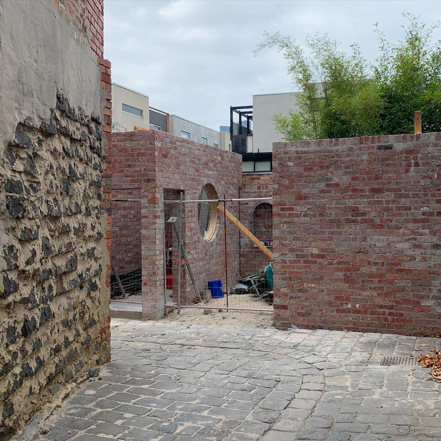 Our contribution to the back laneways of Carlton is taking shape @parkerbuildingmelbourne #carlton #lanewaysofmelbourne #architecture #buro