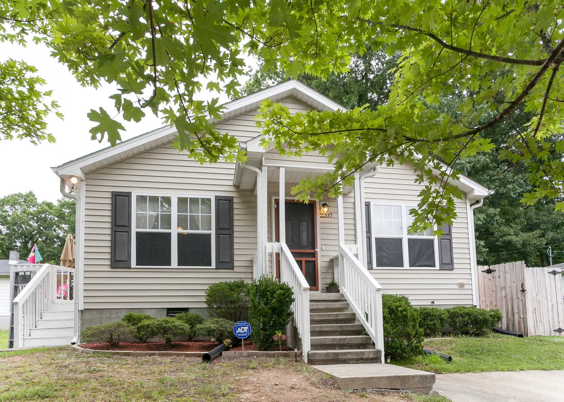 web2207NorthOakRidgeBlvd_001.jpg