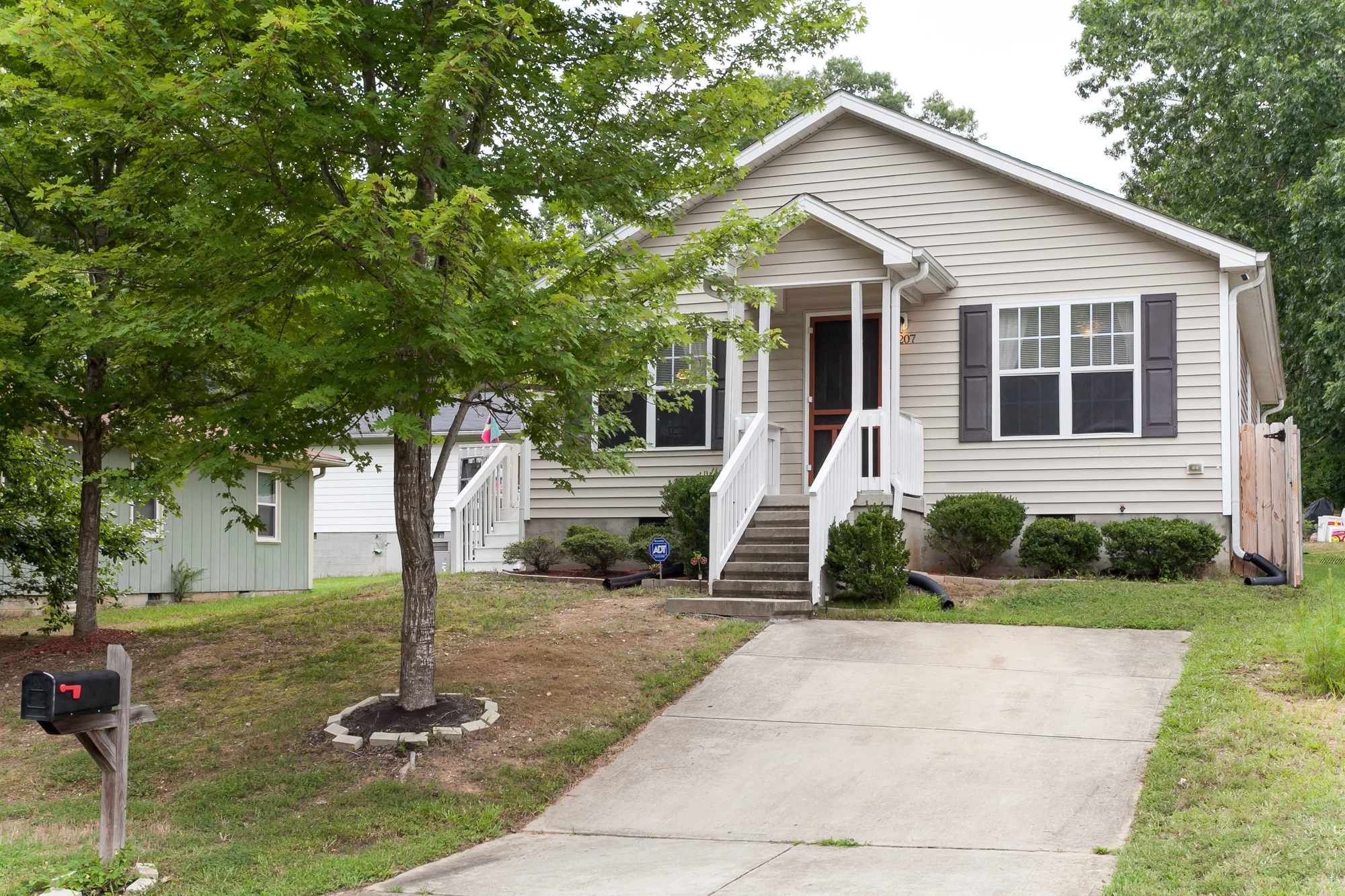 web2207NorthOakRidgeBlvd_003.jpg