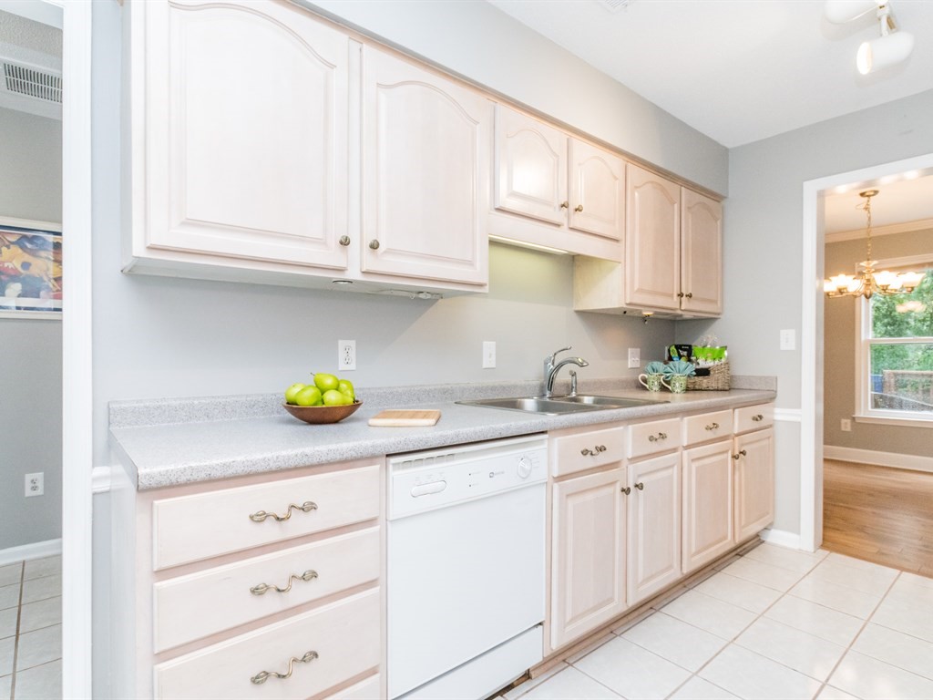 010_Kitchen .jpg