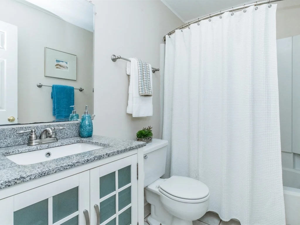 014_First Floor Full Bath.jpg