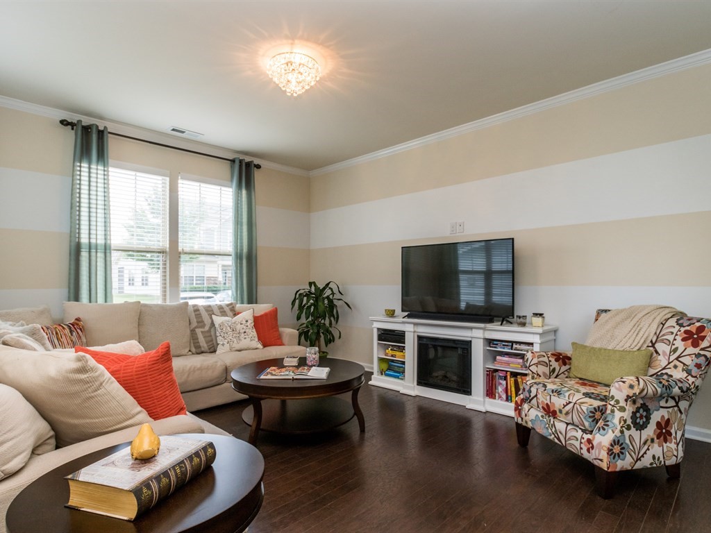 004_Family Room .jpg