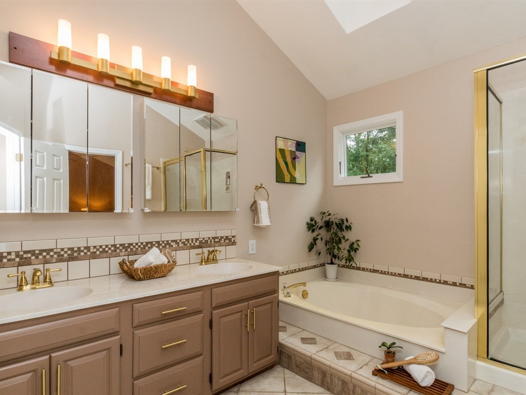 018_ Master Bathroom.jpg