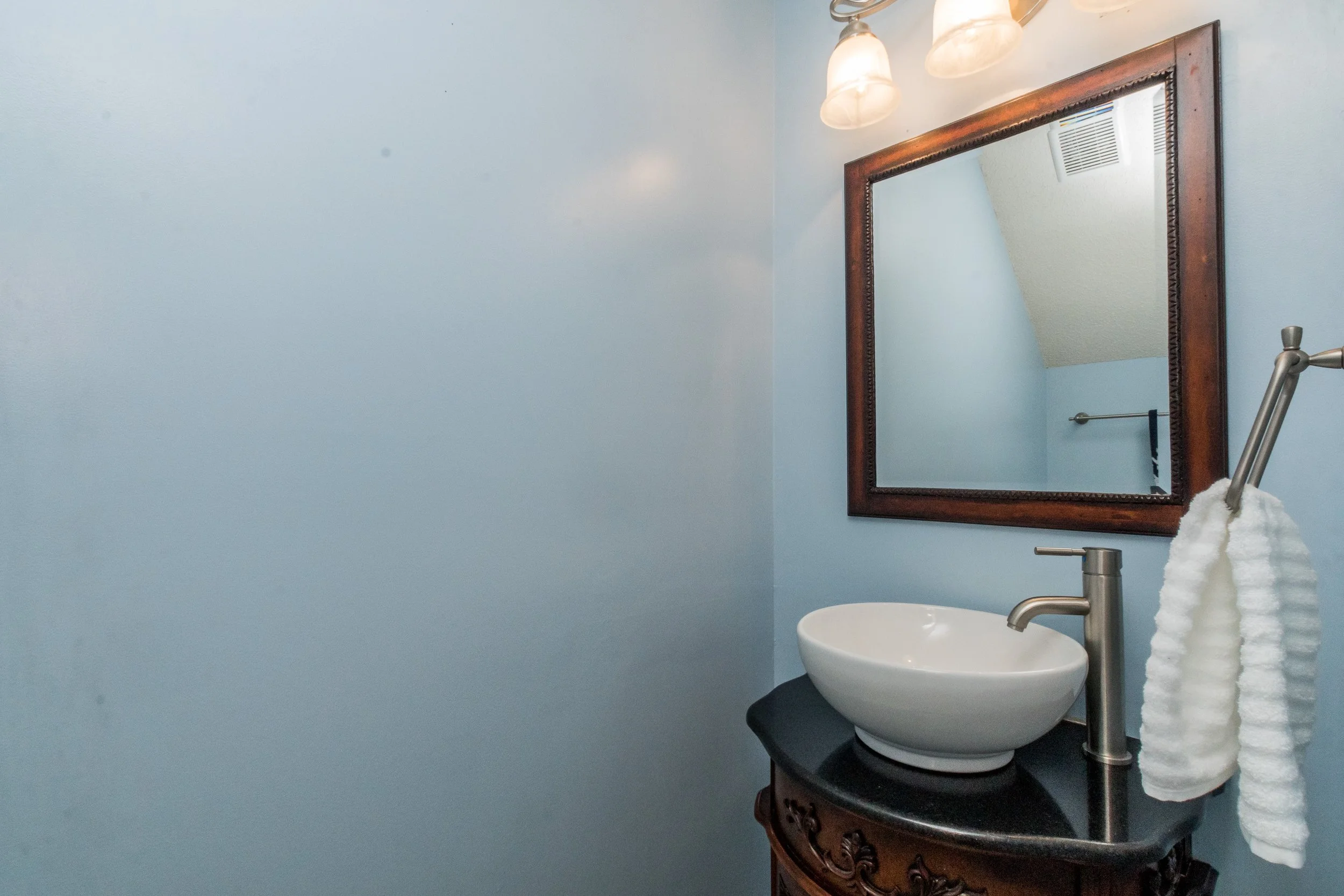 013_ Hallway Half Bath.jpg