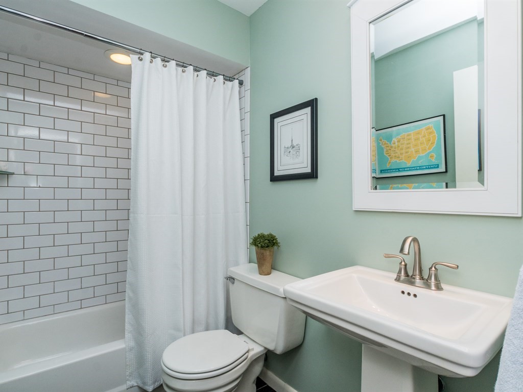 014_ First Floor Full Bath.jpg