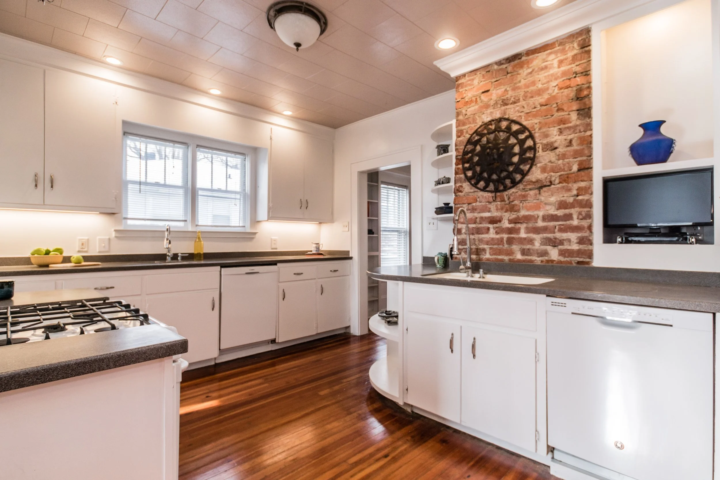 011_Kitchen.jpg