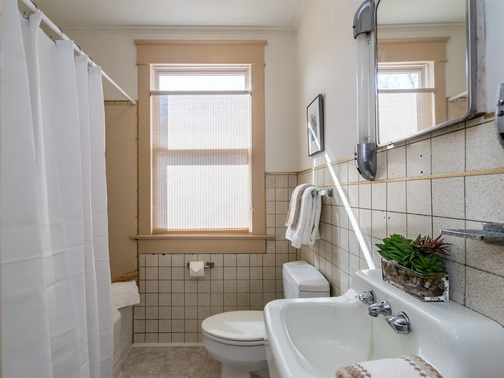 018_ Hallway Full Bathroom.jpg