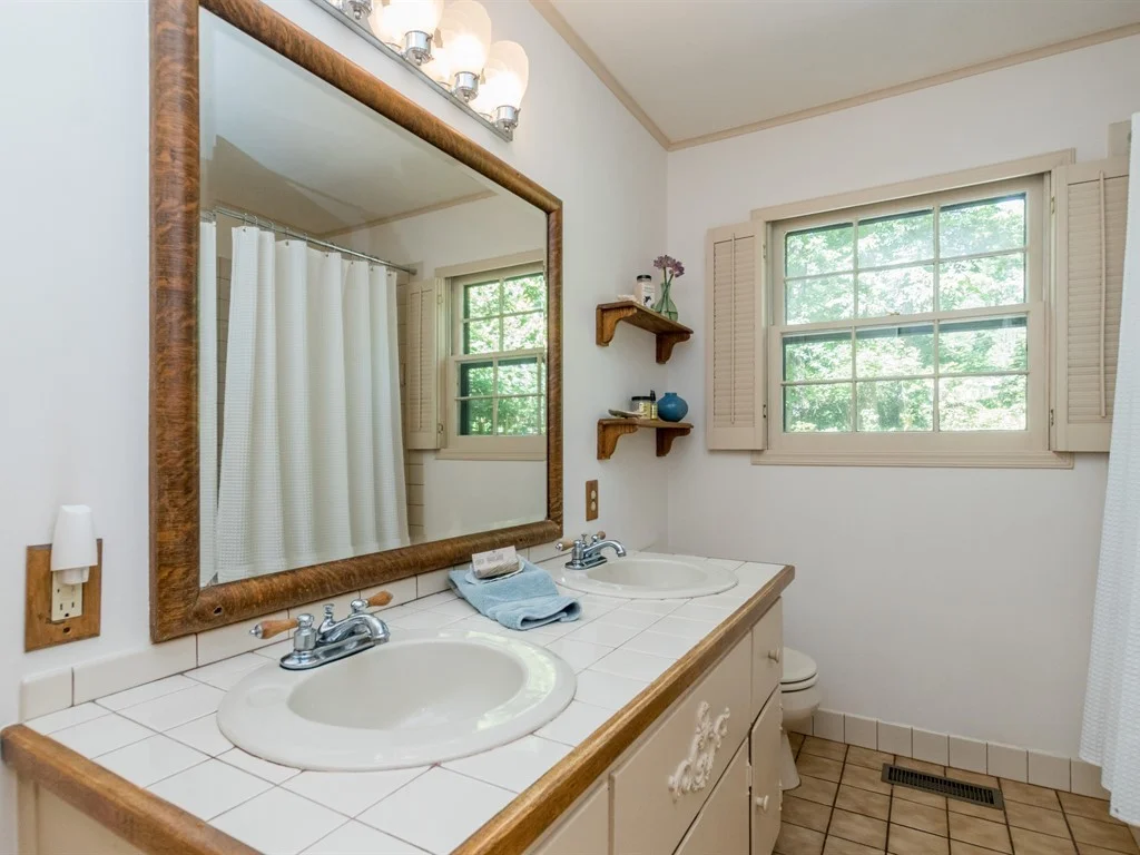 013_ Hallway Full Bathroom.jpg