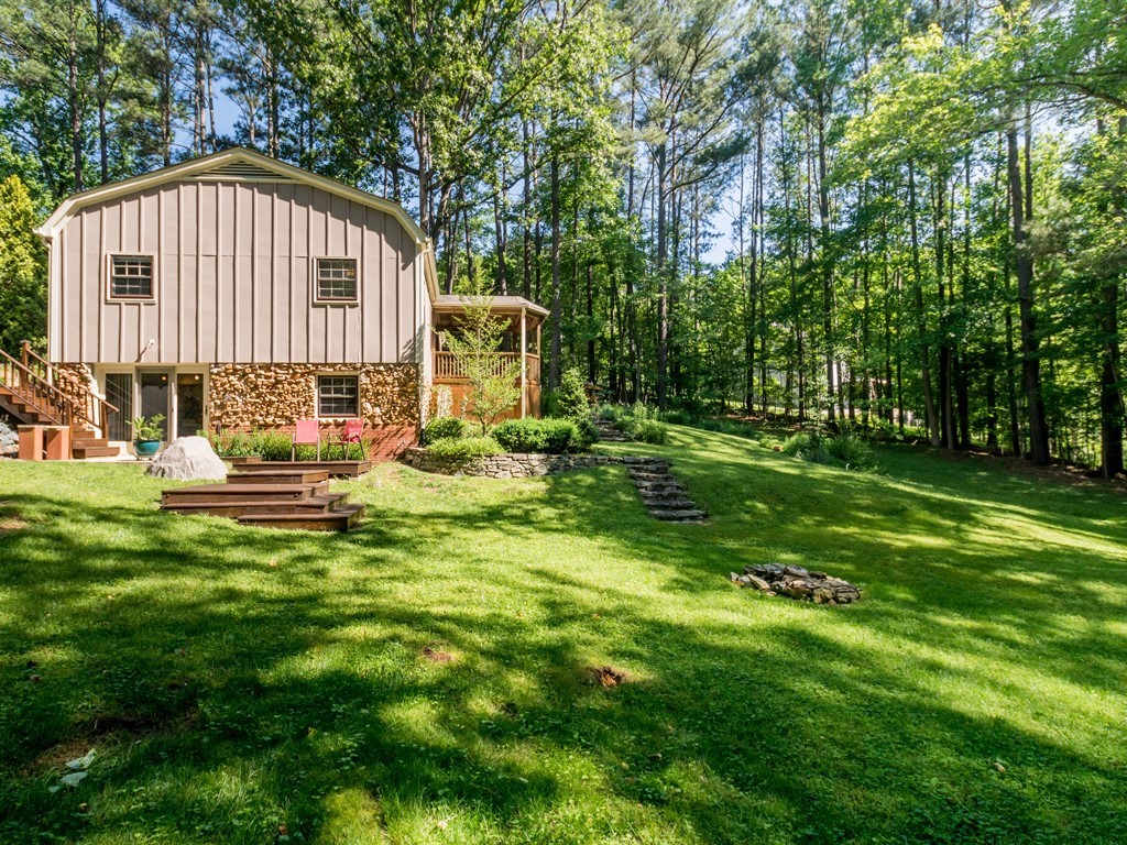 025_ Side View Of Backyard.jpg