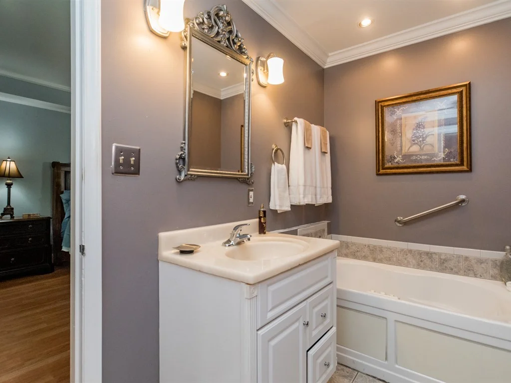 019_Master Bathroom.jpg