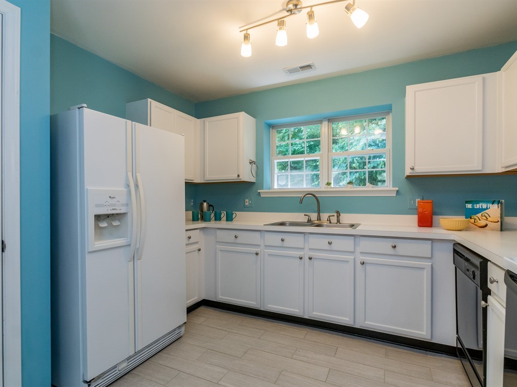 010_Kitchen.jpg
