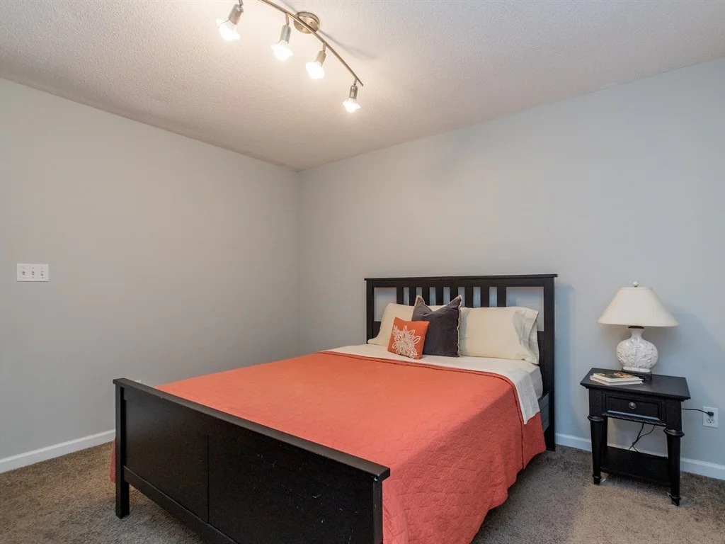 015_Master Bedroom.jpg